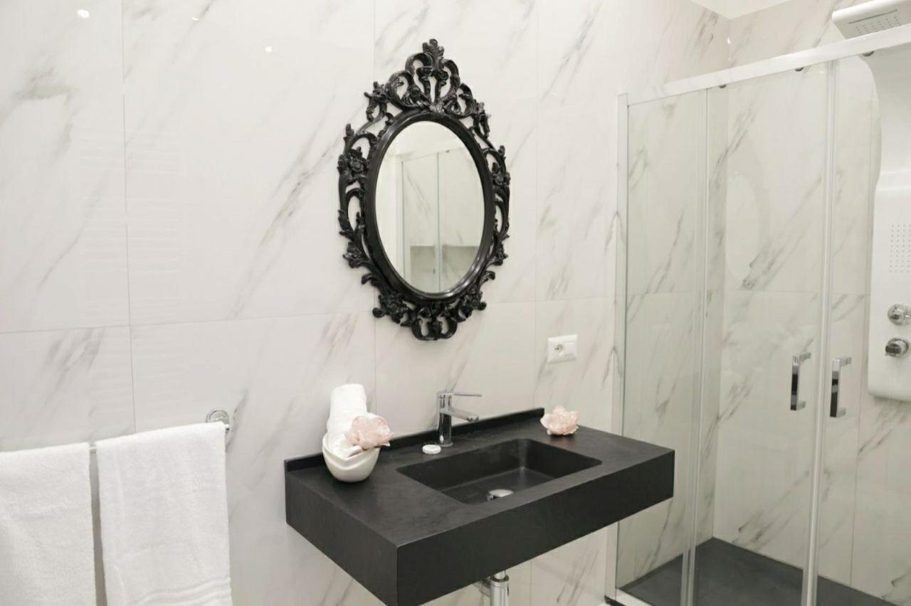 La Dukesca Chic Apartment Napoli Bagian luar foto